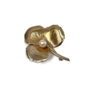 ☘️VINTAGE☘️Signed Winard 12K GF Clover Faux Pearl Pin/Brooch